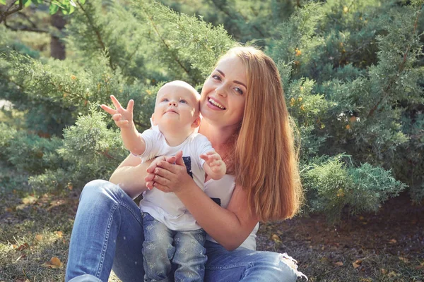 Mutlu güzel anne ve bebek kızı veya oğlu