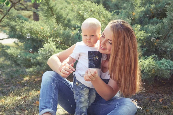 Ibu Dan Bayi Perempuan Atau Anak Laki Laki Yang Bahagia — Stok Foto