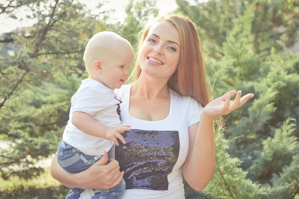 Mãe Bonita Feliz Bebê Filha Filho — Fotografia de Stock