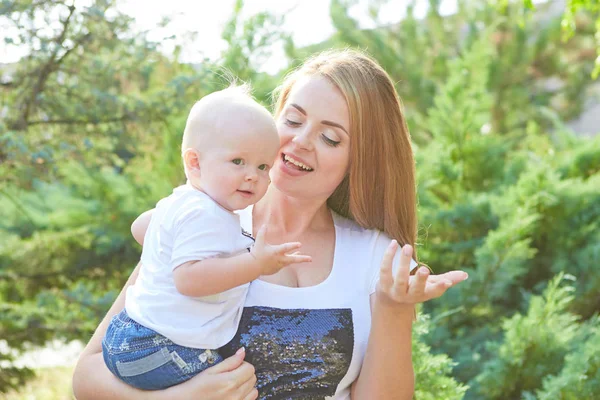 Glücklich Schöne Mutter Und Baby Tochter Oder Sohn — Stockfoto