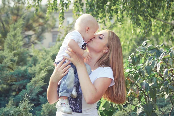 Ibu Dan Bayi Perempuan Atau Anak Laki Laki Yang Bahagia — Stok Foto