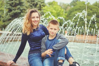 Genç güzel anne ve oğlu birlikte zevk. Mutlu bir aile. Olumlu insan duyguları, duygular, sevinç.