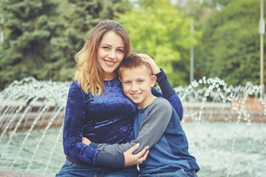 Genç güzel anne ve oğlu birlikte zevk. Mutlu bir aile. Olumlu insan duyguları, duygular, sevinç.