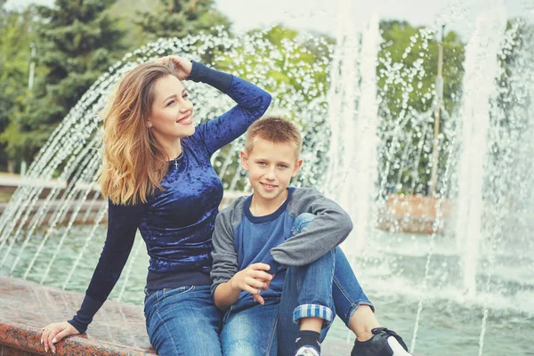 若い美しい母親と息子は一緒に楽しんで 幸せな家族 肯定的な感情 — ストック写真