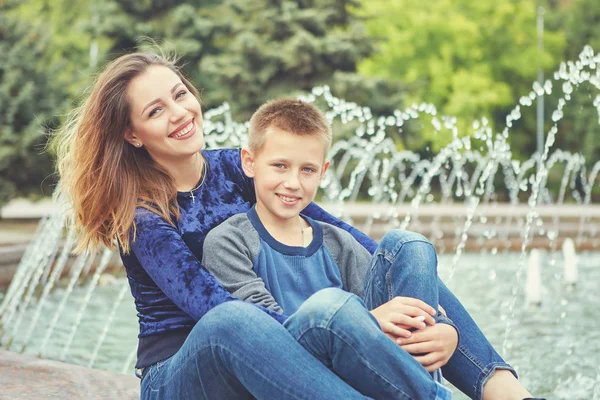 Jovem Mãe Bonita Seu Filho Desfrutando Juntos Família Feliz Emoções — Fotografia de Stock