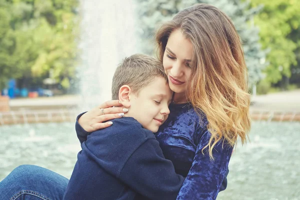 Jovem Mãe Bonita Seu Filho Desfrutando Juntos Família Feliz Emoções — Fotografia de Stock