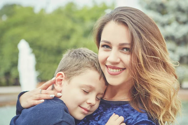 Junge Schöne Mutter Und Ihr Sohn Genießen Zusammen Glückliche Familie Stockbild