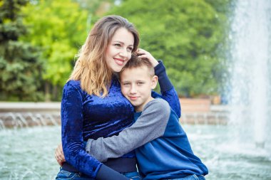 Genç güzel anne ve oğlu birlikte zevk. Mutlu bir aile. Olumlu insan duyguları, duygular, sevinç.