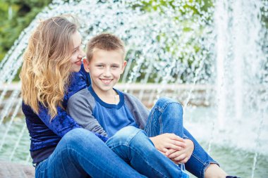 Genç güzel anne ve oğlu birlikte zevk. Mutlu bir aile. Olumlu insan duyguları, duygular, sevinç.