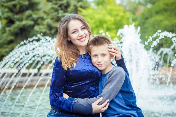 Junge Schöne Mutter Und Ihr Sohn Genießen Zusammen Glückliche Familie — Stockfoto