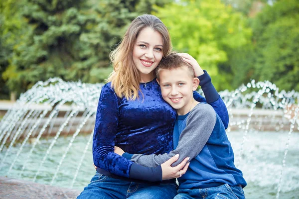 Jovem Mãe Bonita Seu Filho Desfrutando Juntos Família Feliz Emoções — Fotografia de Stock