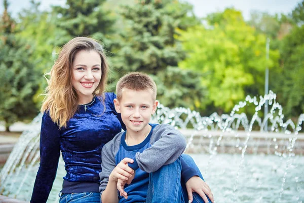 Jovem Mãe Bonita Seu Filho Desfrutando Juntos Família Feliz Emoções — Fotografia de Stock