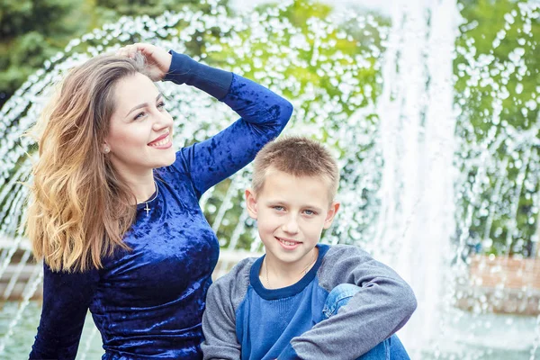 Jovem Mãe Bonita Seu Filho Desfrutando Juntos Família Feliz Emoções — Fotografia de Stock