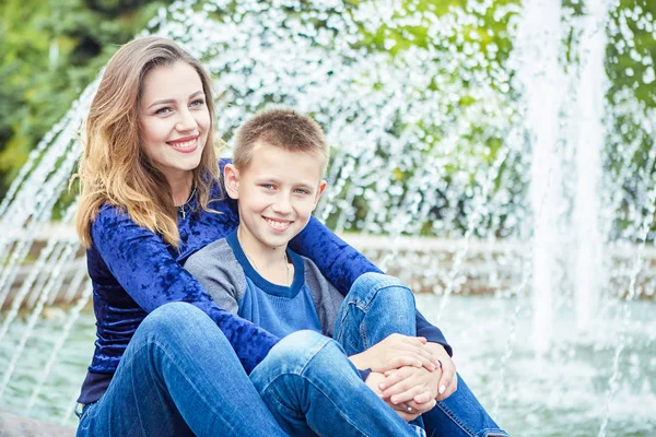 Jovem Mãe Bonita Seu Filho Desfrutando Juntos Família Feliz Emoções — Fotografia de Stock