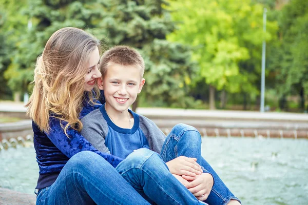 Jovem Mãe Bonita Seu Filho Desfrutando Juntos Família Feliz Emoções — Fotografia de Stock