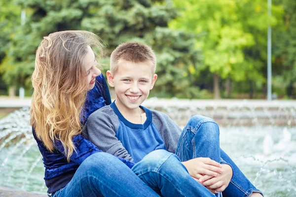 Jovem Mãe Bonita Seu Filho Desfrutando Juntos Família Feliz Emoções — Fotografia de Stock