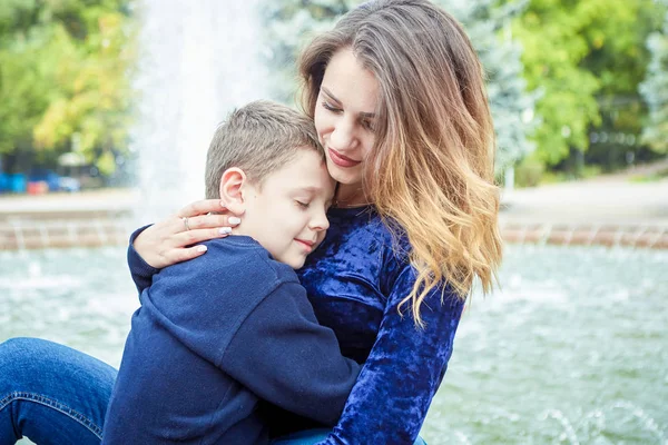 Jovem Mãe Bonita Seu Filho Desfrutando Juntos Família Feliz Emoções — Fotografia de Stock