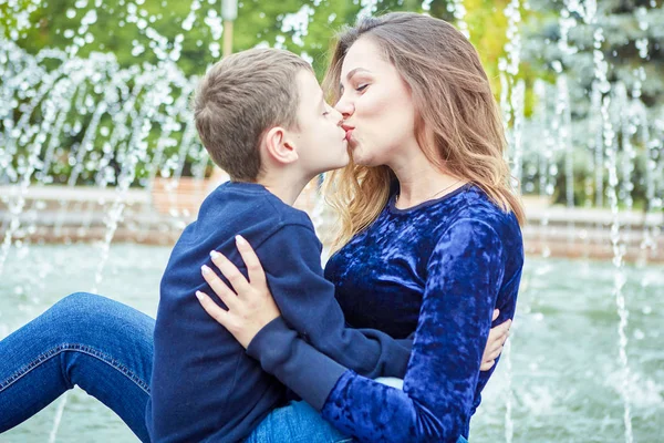 Jovem Mãe Bonita Seu Filho Desfrutando Juntos Família Feliz Emoções — Fotografia de Stock