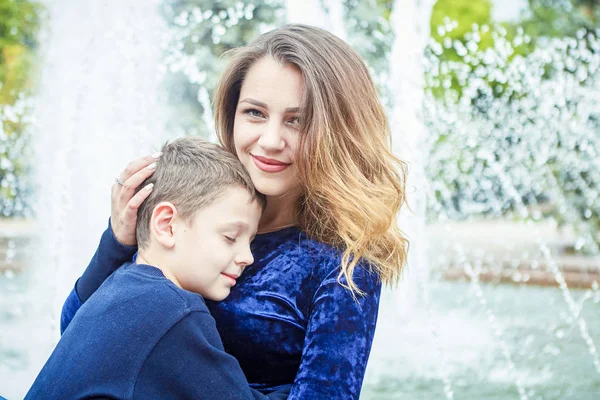 Genç Güzel Anne Oğlu Birlikte Zevk Mutlu Bir Aile Olumlu — Stok fotoğraf