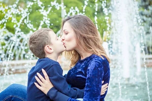 Jovem Mãe Bonita Seu Filho Desfrutando Juntos Família Feliz Emoções — Fotografia de Stock