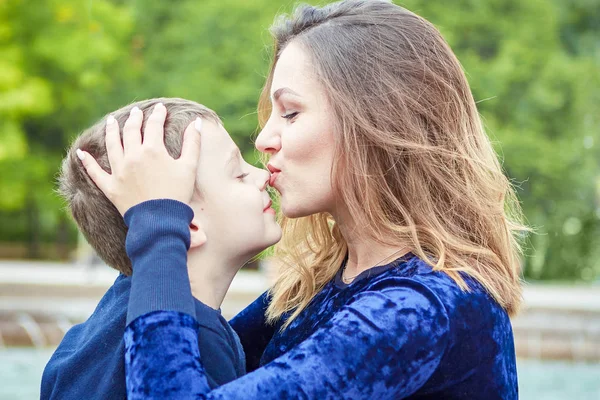 Jovem Mãe Bonita Seu Filho Desfrutando Juntos Família Feliz Emoções — Fotografia de Stock