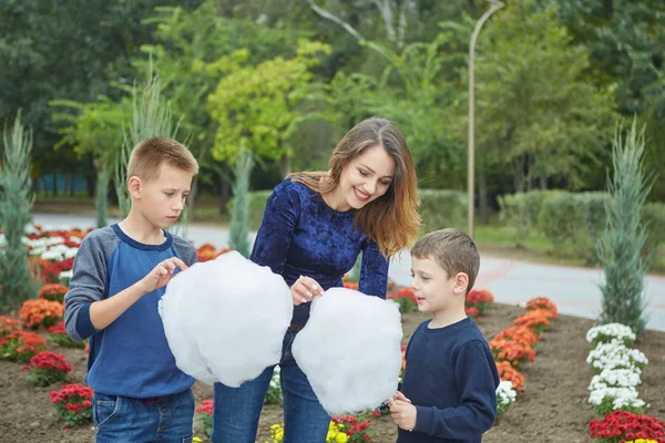 Joven Hermosa Madre Sus Dos Hijos Disfrutando Juntos Comer Algodón — Foto de Stock