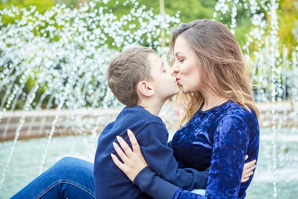 Junge Schöne Mutter Und Ihr Sohn Genießen Zusammen Glückliche Familie Stockbild