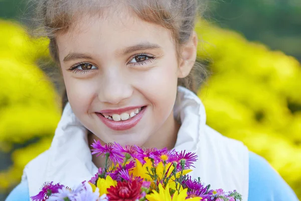 Menina Feliz Bonita Parque Outono Criança Deixou Cair Primeiro Dente — Fotografia de Stock