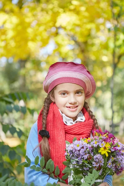 Hermosa Chica Feliz Parque Otoño Niño Dejó Caer Primer Diente — Foto de Stock