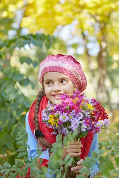 Bella Ragazza Felice Nel Parco Autunnale Bambino Lasciato Cadere Primo — Foto Stock