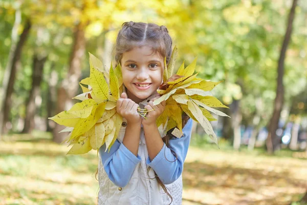 Schöne Glückliche Mädchen Herbst Park Das Kind Ließ Den Ersten — Stockfoto