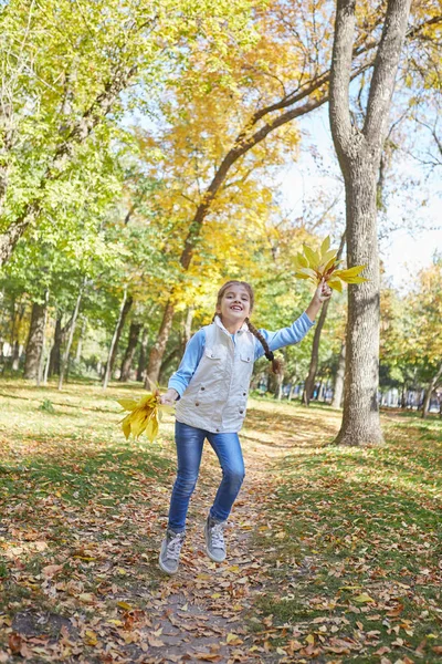 Piękna Dziewczyna Szczęśliwy Jesienny Park Dziecko Odrzucone Pierwsze Zęby Mleczne — Zdjęcie stockowe
