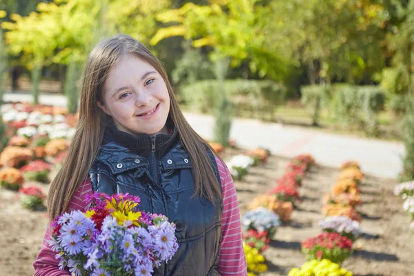 Őszi Park Szindrómás Lány Boldog Vidám — Stock Fotó