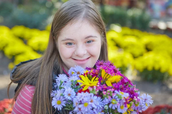 Chica Con Síndrome Parque Otoño Feliz Alegre — Foto de Stock