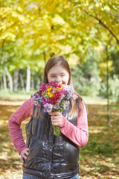 Chica Con Síndrome Parque Otoño Feliz Alegre —  Fotos de Stock