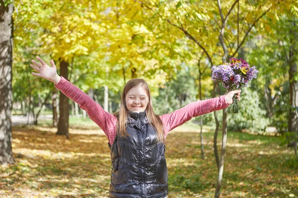 Dívka Downovým Syndromem Podzimním Parku Šťastný Veselý — Stock fotografie