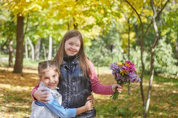 Chica Con Síndrome Niña Parque Otoño Feliz Alegre — Foto de Stock