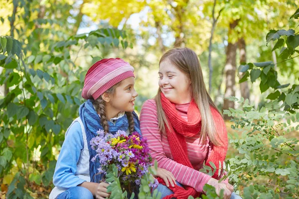 Menina Com Síndrome Menina Parque Outono Feliz Alegre — Fotografia de Stock