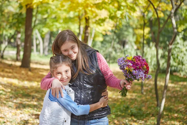 Chica Con Síndrome Niña Parque Otoño Feliz Alegre — Foto de Stock