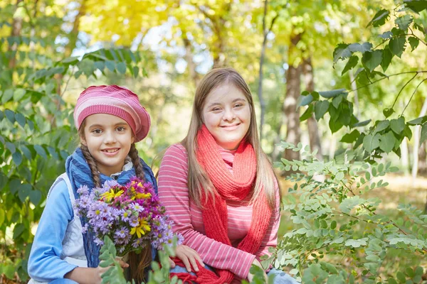 Chica Con Síndrome Niña Parque Otoño Feliz Alegre — Foto de Stock