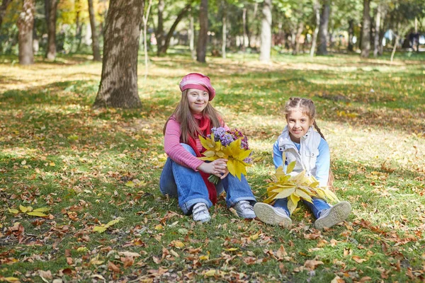 Chica Con Síndrome Niña Parque Otoño Feliz Alegre — Foto de Stock