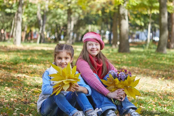 Menina Com Síndrome Menina Parque Outono Feliz Alegre — Fotografia de Stock