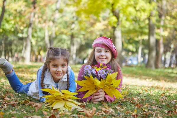 Mädchen Mit Syndrom Und Kleines Mädchen Herbstpark Glücklich Und Fröhlich — Stockfoto