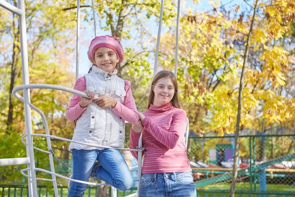 Dziewczyna Zespołem Downa Oraz Mała Dziewczynka Jesień Park Szczęśliwy Wesoły — Zdjęcie stockowe