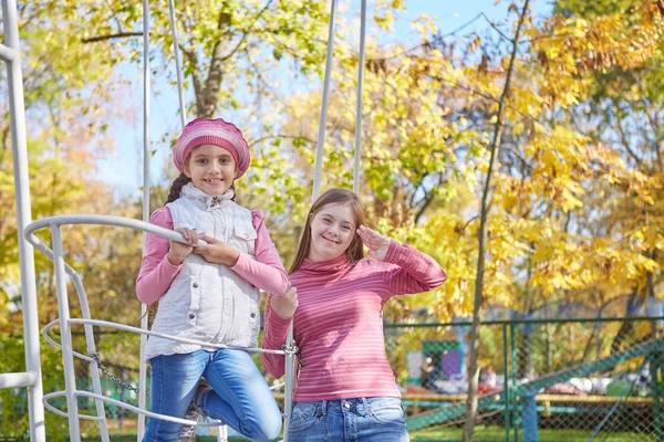 Κορίτσι Σύνδρομο Και Μικρό Κορίτσι Στο Πάρκο Φθινόπωρο Ευτυχής Και — Φωτογραφία Αρχείου