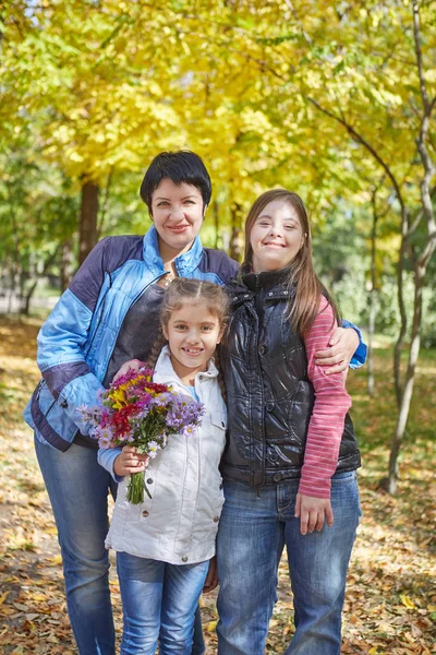 Bonne Famille Mère Aimante Deux Filles Dans Parc Automne Une — Photo