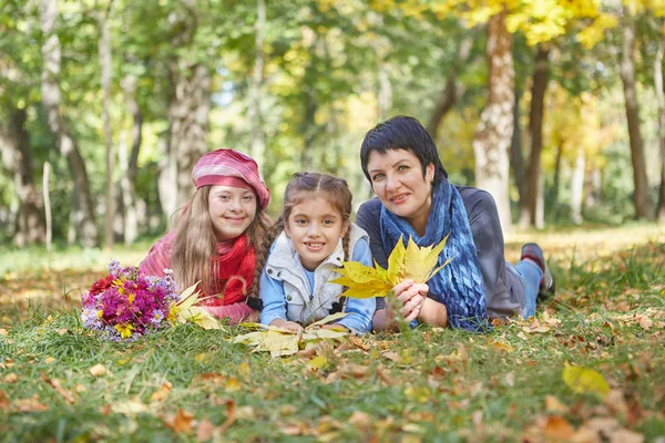 Bonne Famille Mère Aimante Deux Filles Dans Parc Automne Une — Photo