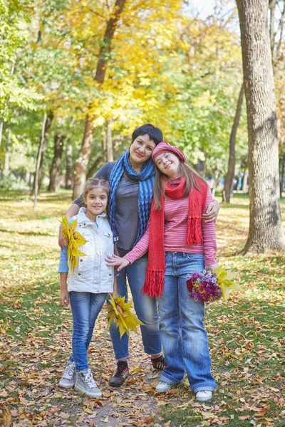 Glückliche Familie Liebevolle Mutter Und Zwei Töchter Herbstpark Eine Tochter lizenzfreie Stockfotos