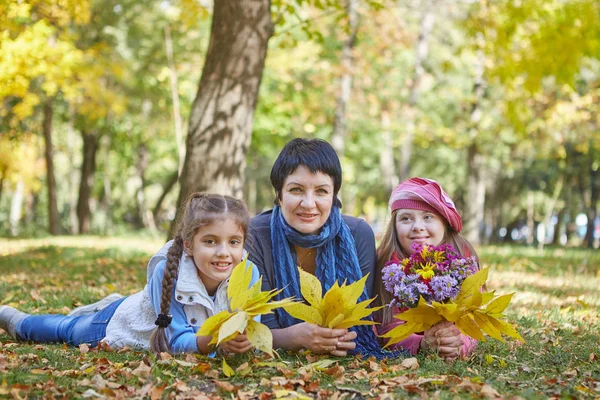 Glückliche Familie Liebevolle Mutter Und Zwei Töchter Herbstpark Eine Tochter lizenzfreie Stockbilder