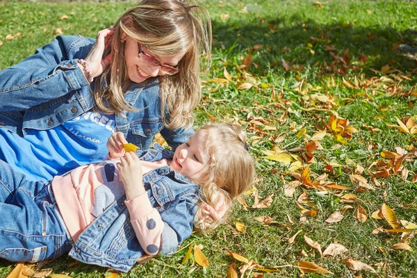 幸せな家族 秋の公園で母と娘を愛する 肯定的な感情 — ストック写真